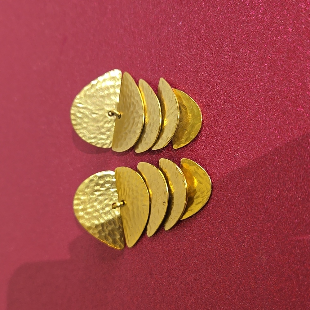 Gold tone earrings  jo36
